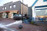 Kan een afbeelding zijn van auto, buitenshuis en tekst