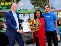 Kan een afbeelding zijn van 3 mensen, staande mensen, bloem en de tekst 'DailyPaper'